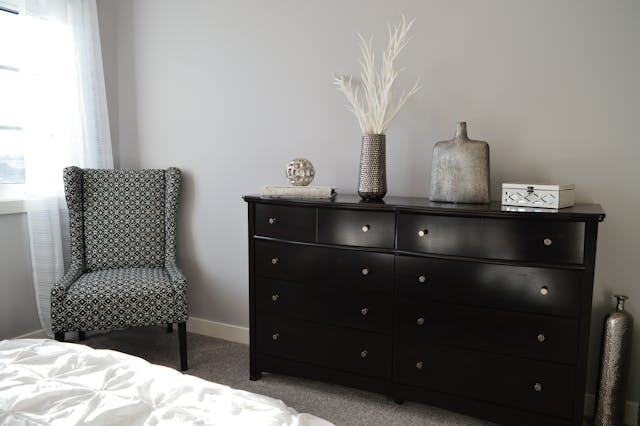 chest of drawers